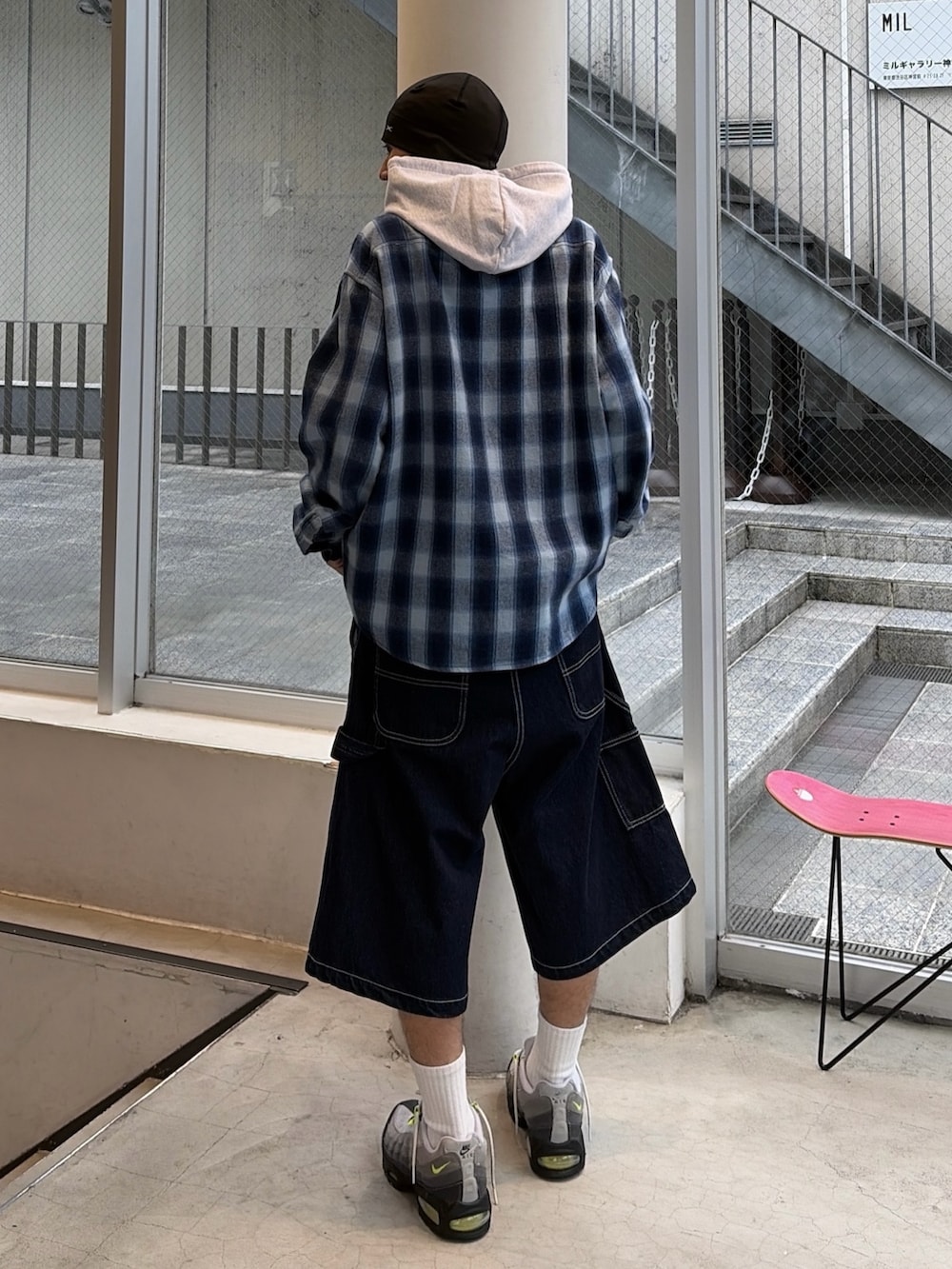 ブルー系のシャツ/ブラウス、その他のパーカー、ブルー系のデニムパンツを着用したメンズの秋コーディネートの4枚目の写真