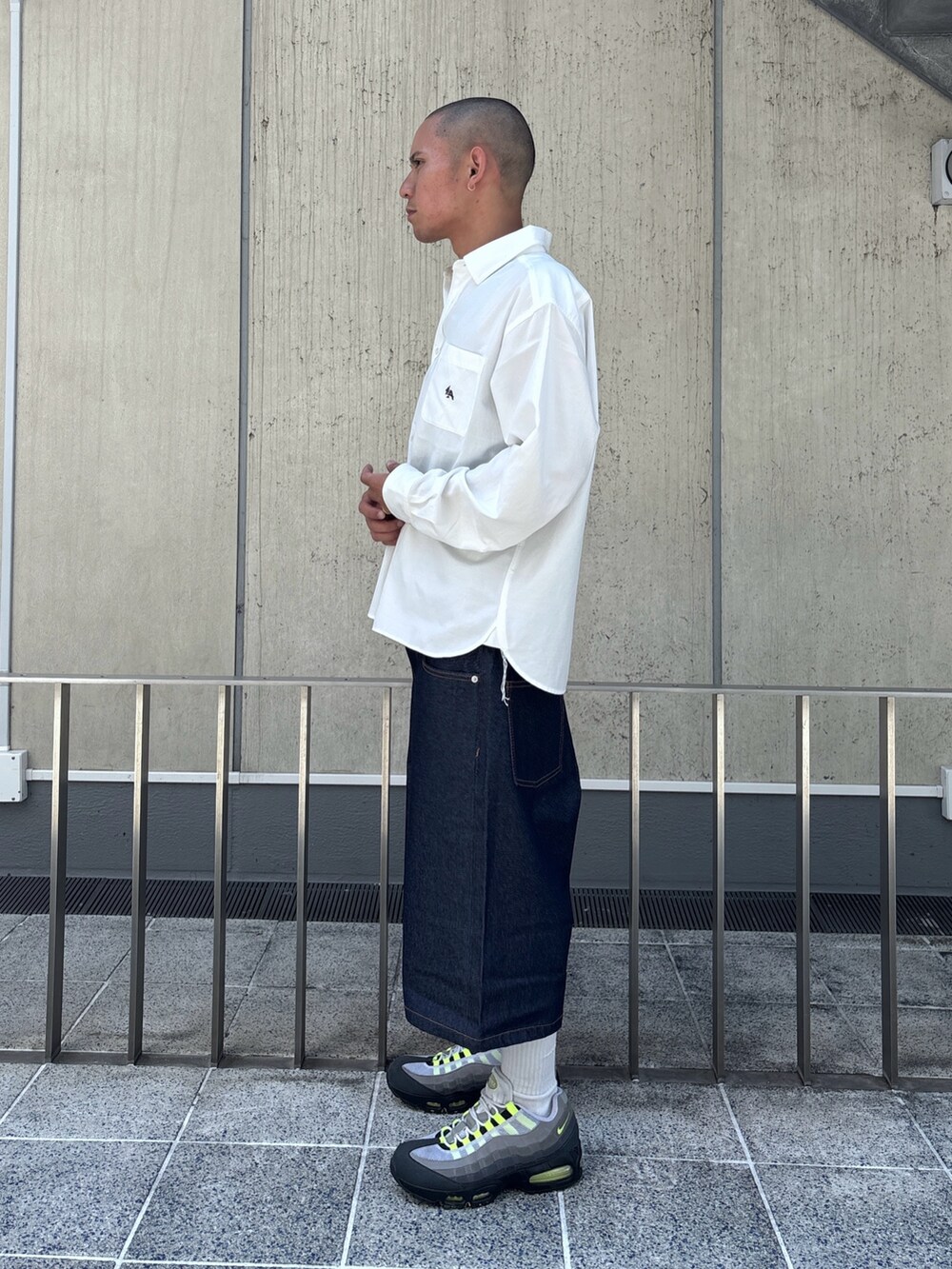 ホワイト系のシャツ/ブラウス、ブルー系のデニムパンツを着用したメンズの秋コーディネートの2枚目の写真