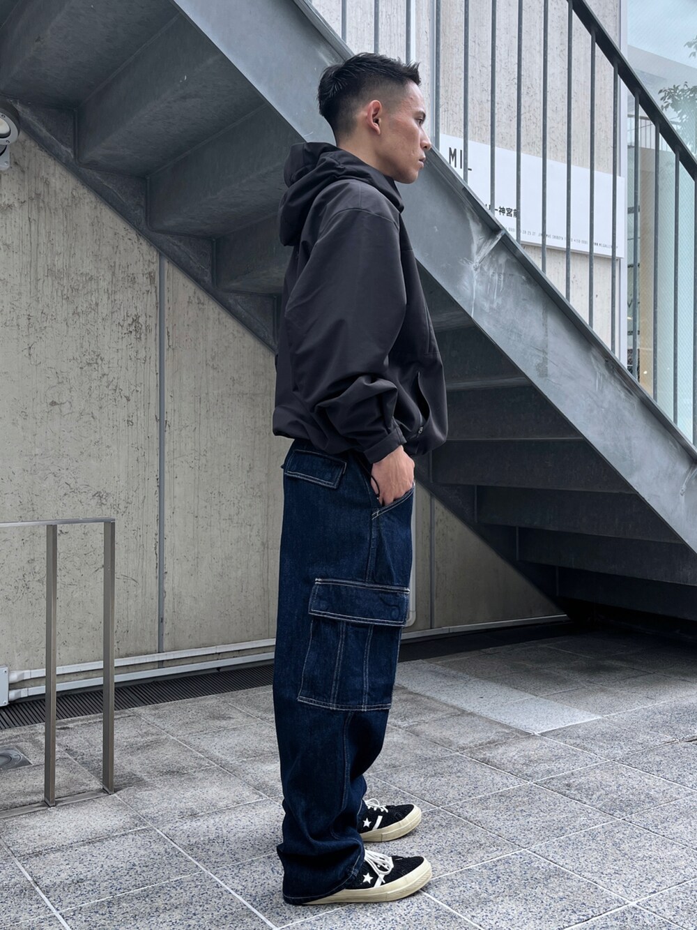 ブラック系のマウンテンパーカー、ブルー系のその他パンツを着用したメンズの秋コーディネートの4枚目の写真