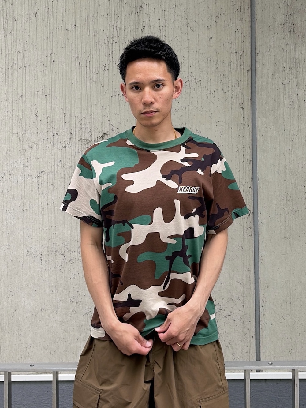 その他のTシャツ/カットソーを着用したメンズの夏コーディネートの6枚目の写真