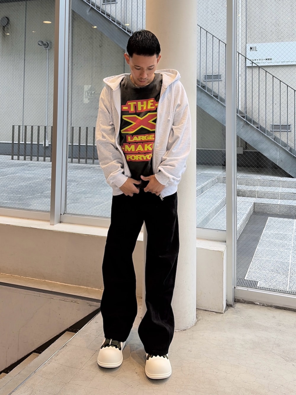ブラック系のその他パンツ、グレー系のTシャツ/カットソーを着用したメンズの夏コーディネートの9枚目の写真