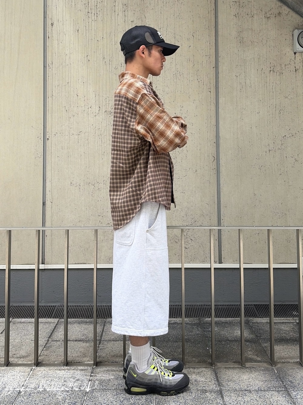 ブラウン系のシャツ/ブラウス、グレー系のスウェットパンツ、ブラック系のキャップを着用したメンズの夏コーディネートの3枚目の写真