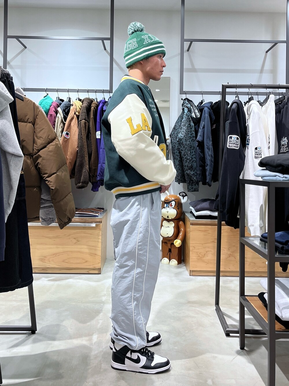 ブラック系のスタジャン、グレー系のその他パンツを着用したメンズの秋コーディネートの5枚目の写真