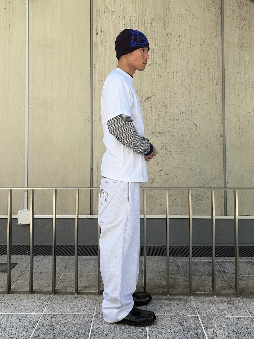 ホワイト系のTシャツ/カットソー、ブルー系のTシャツ/カットソー、グレー系のスウェットパンツを着用したメンズの春コーディネートの3枚目の写真