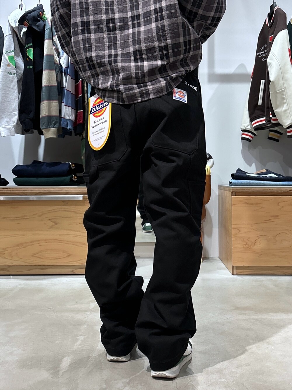 ブラック系のスタジャン、グレー系のシャツ/ブラウス、ブラック系のその他パンツを着用したメンズの冬コーディネートの9枚目の写真