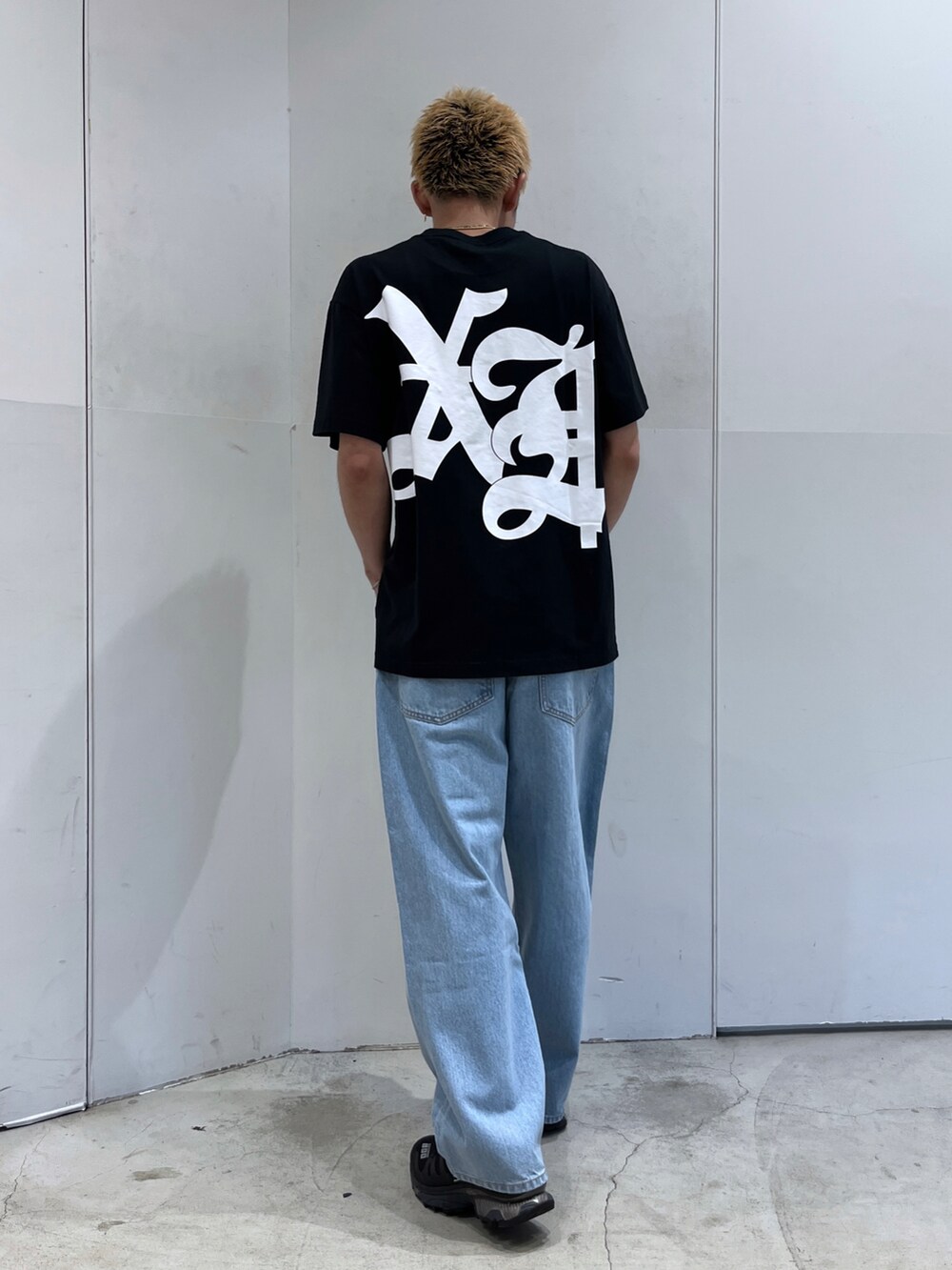 ブラック系のTシャツ/カットソー、ホワイト系のデニムパンツを着用したメンズの夏コーディネートの4枚目の写真