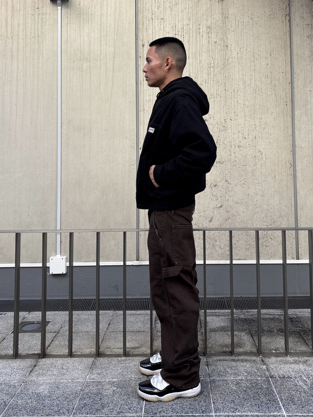 ブラック系のその他アウター、ブラウン系のその他パンツを着用したメンズの冬コーディネートの2枚目の写真