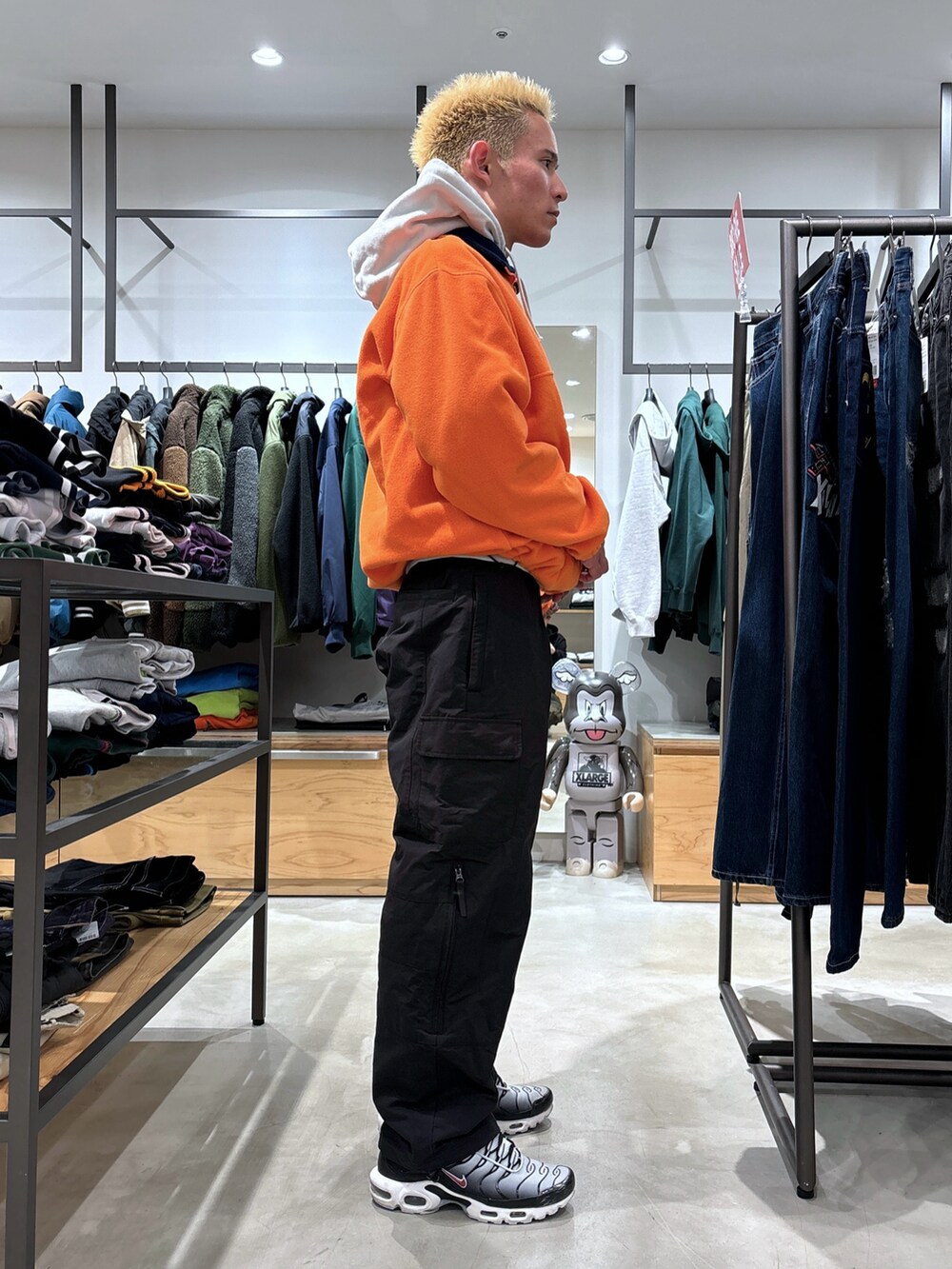 オレンジ系のブルゾン、ブラック系のその他パンツを着用したメンズの冬コーディネートの3枚目の写真