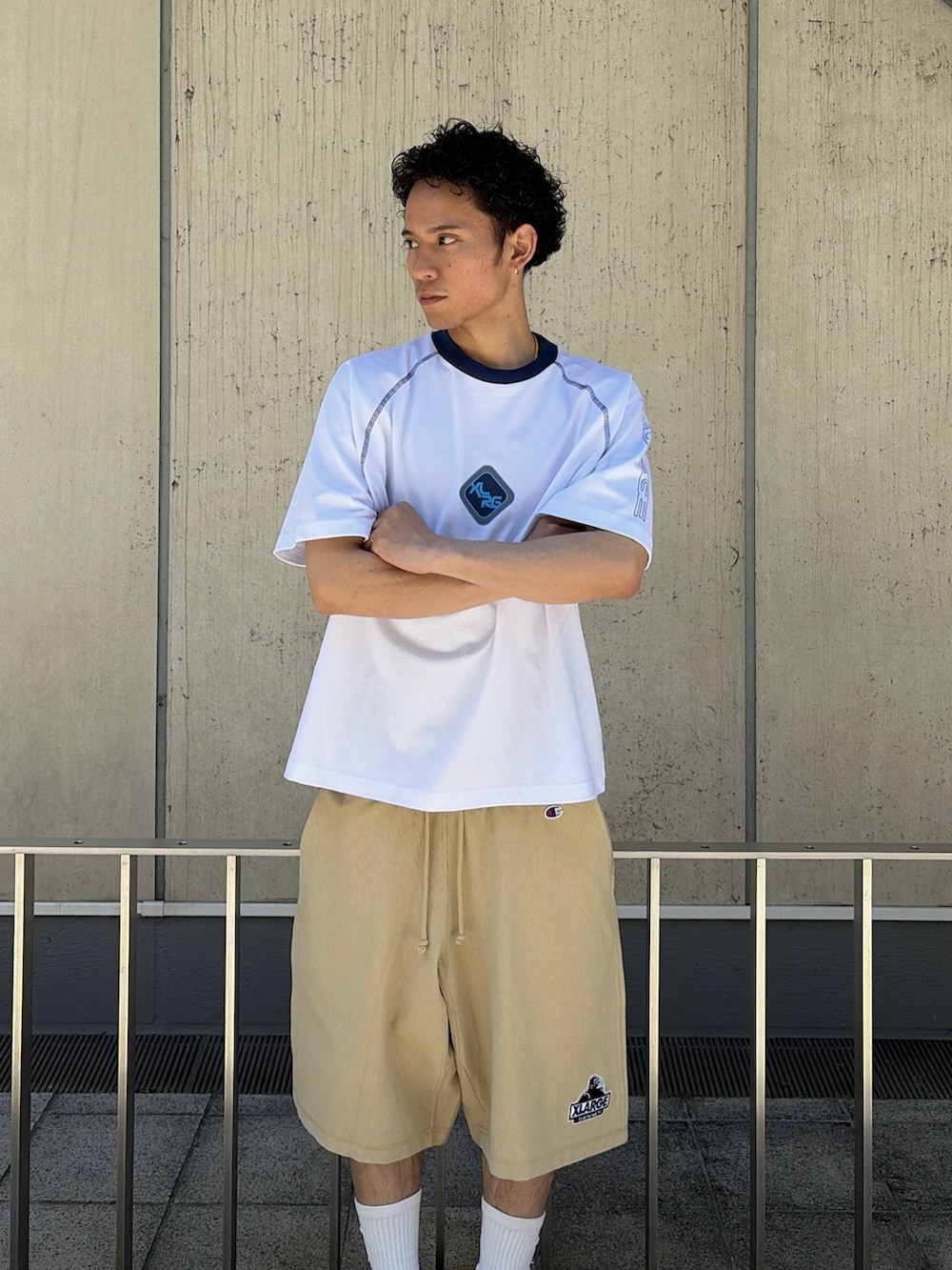 ブラック系のTシャツ/カットソー、ブラック系のスウェットパンツを着用したメンズの春コーディネートの6枚目の写真