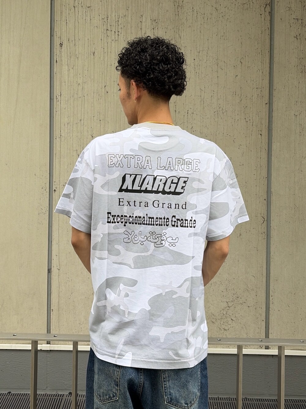 その他のTシャツ/カットソー、ブルー系のデニムパンツを着用したメンズの夏コーディネートの6枚目の写真