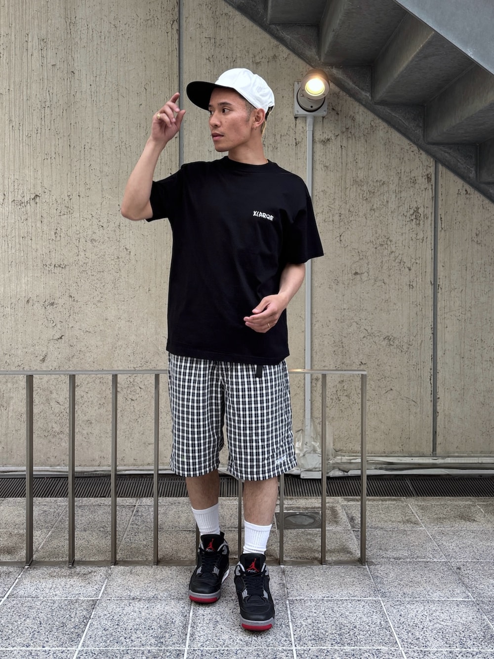 ブラック系のTシャツ/カットソー、ブルー系のその他パンツ、ホワイト系のキャップを着用したメンズの春コーディネートの2枚目の写真