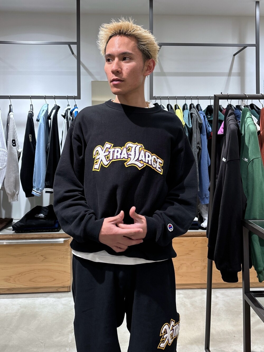 ブラック系のスウェット、ブラック系のスウェットパンツを着用したメンズの春コーディネートの5枚目の写真