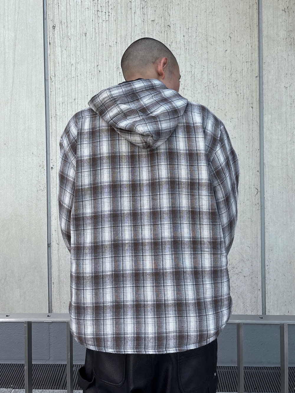 ブラウン系のシャツ/ブラウスを着用したメンズの秋コーディネートの6枚目の写真