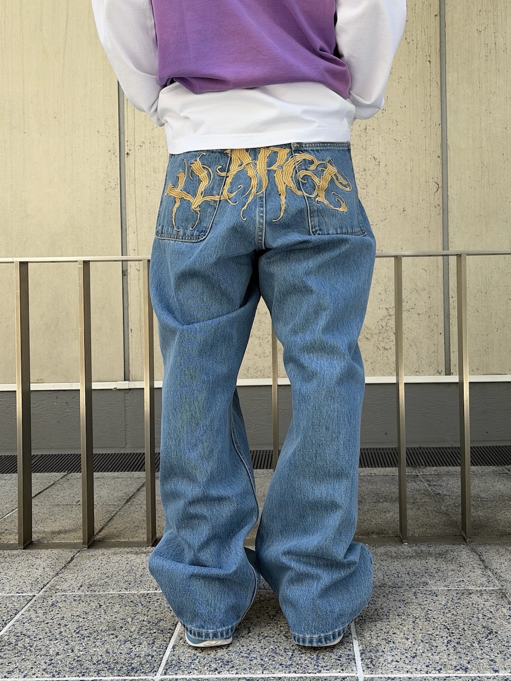 パープル系のTシャツ/カットソー、ホワイト系のTシャツ/カットソー、ブルー系のデニムパンツを着用したメンズの春コーディネートの8枚目の写真