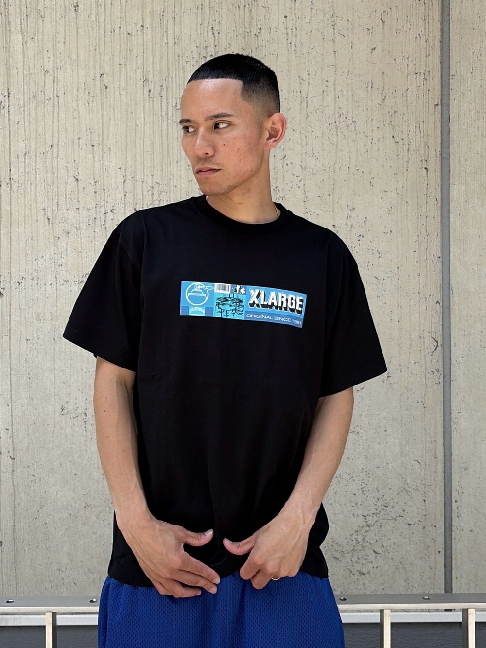 ブラック系のTシャツ/カットソー、ブラック系のその他パンツを着用したメンズの夏コーディネートの6枚目の写真