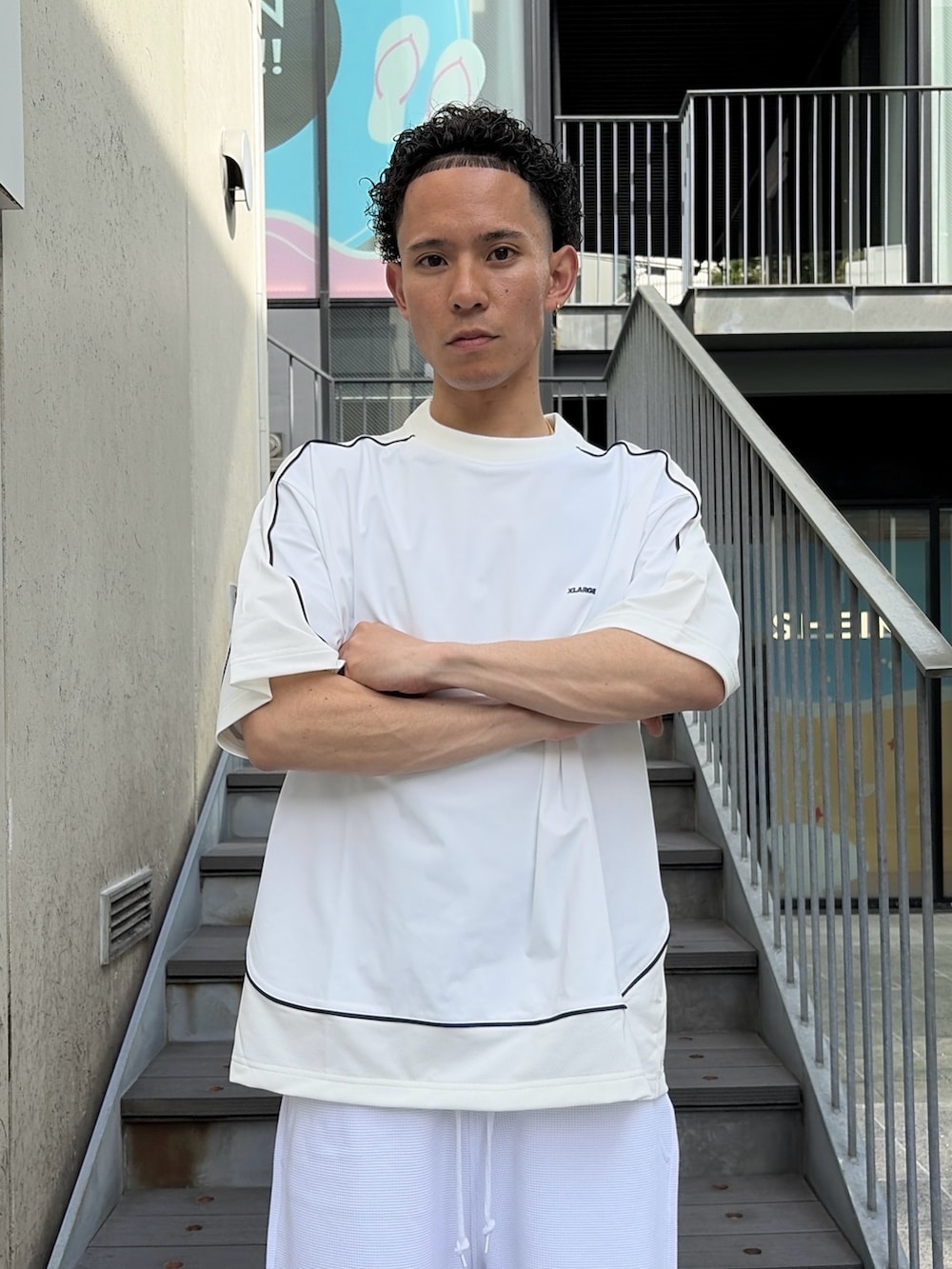 ホワイト系のその他パンツ、ホワイト系のTシャツ/カットソーを着用したメンズの春コーディネートの6枚目の写真