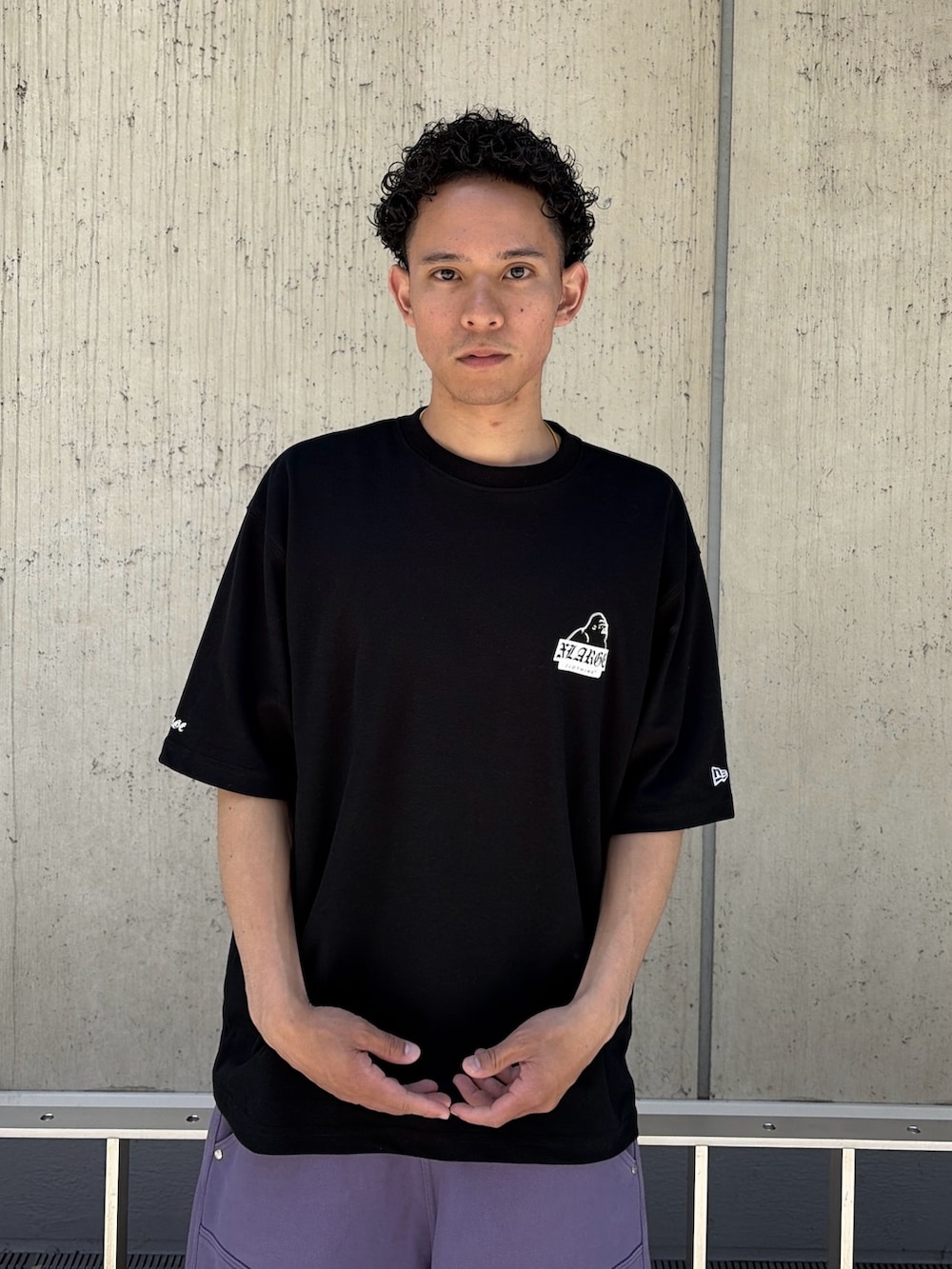 ホワイト系のTシャツ/カットソー、グレー系のスウェットパンツを着用したメンズの夏コーディネートの5枚目の写真