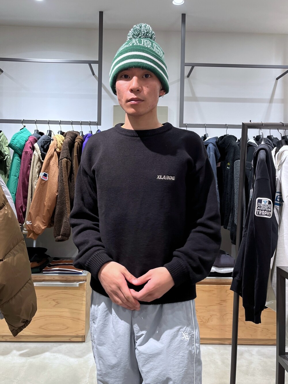 ブラック系のスタジャン、グレー系のその他パンツを着用したメンズの秋コーディネートの9枚目の写真