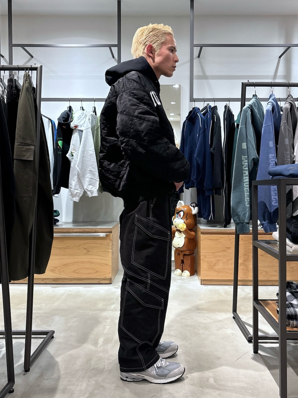 ブラック系のカーゴパンツ、ブラック系のブルゾン、ブラック系のパーカーを着用したメンズの冬コーディネートの3枚目の写真