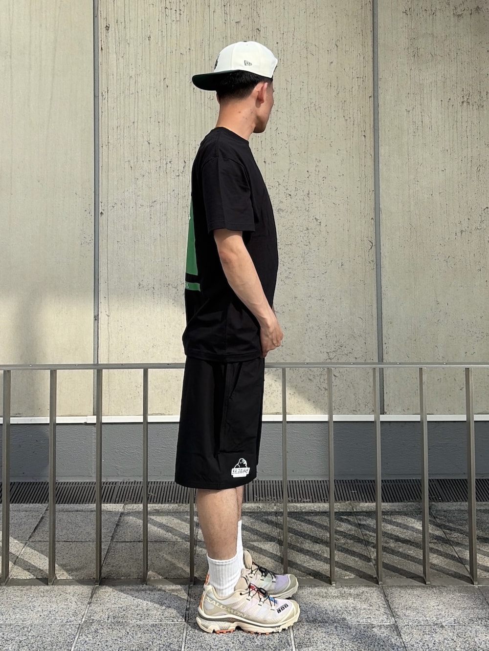 ブラック系のTシャツ/カットソー、ブラック系のその他パンツ、ホワイト系のキャップを着用したメンズの夏コーディネートの4枚目の写真