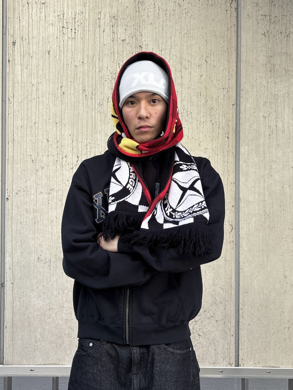 ブルー系のデニムパンツ、ブラック系のパーカー、ピンク系のニットキャップ/ビーニーを着用したメンズの冬コーディネートの5枚目の写真