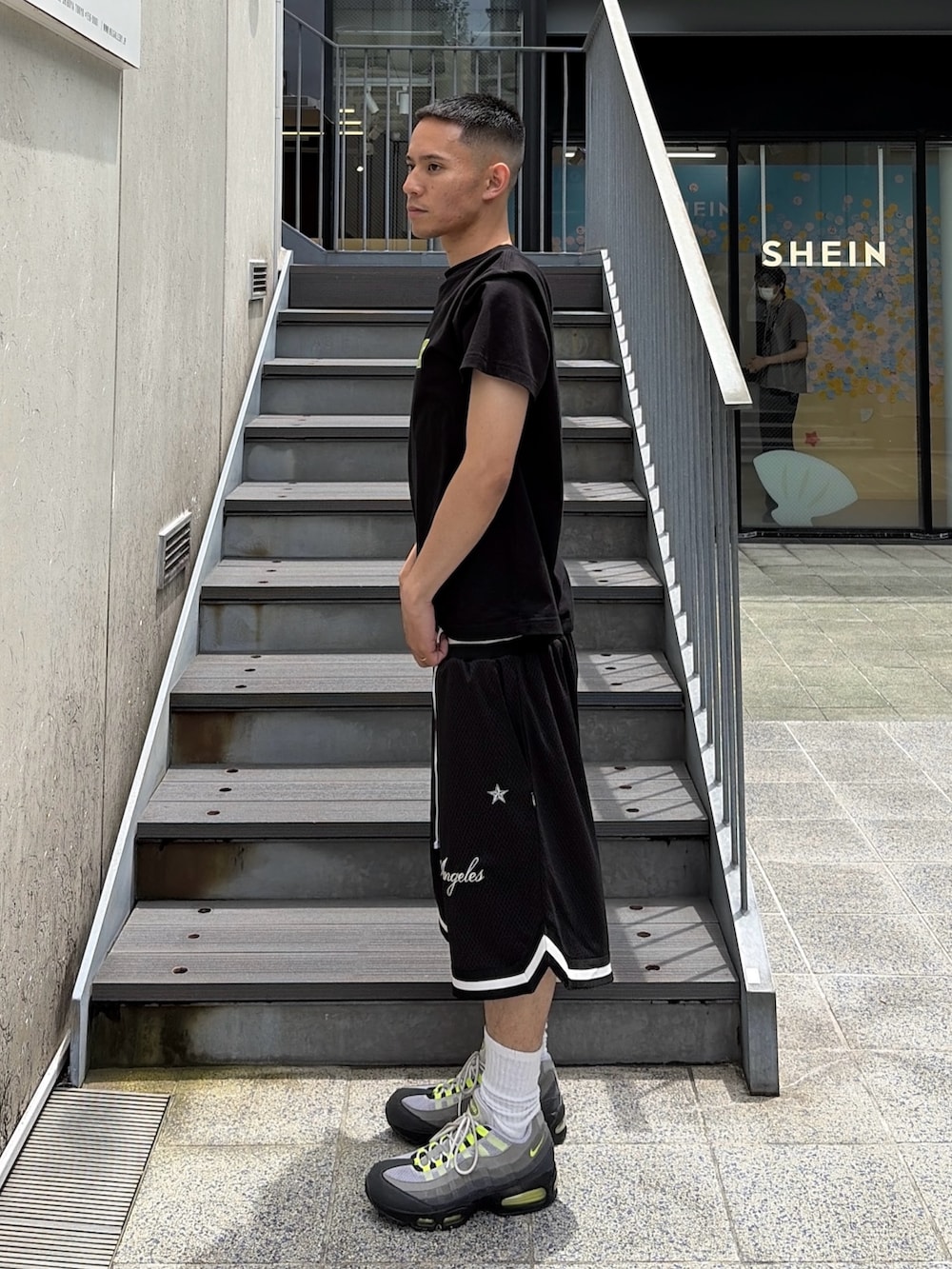 ブラック系のTシャツ/カットソー、ブラック系のその他パンツを着用したメンズの夏コーディネートの2枚目の写真