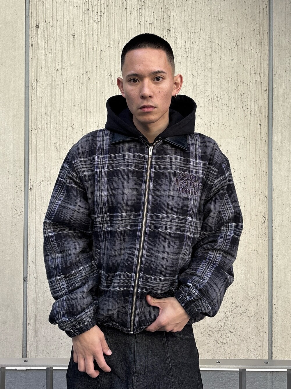 ブラウン系のその他アウター、ブラック系のデニムパンツを着用したメンズの冬コーディネートの5枚目の写真