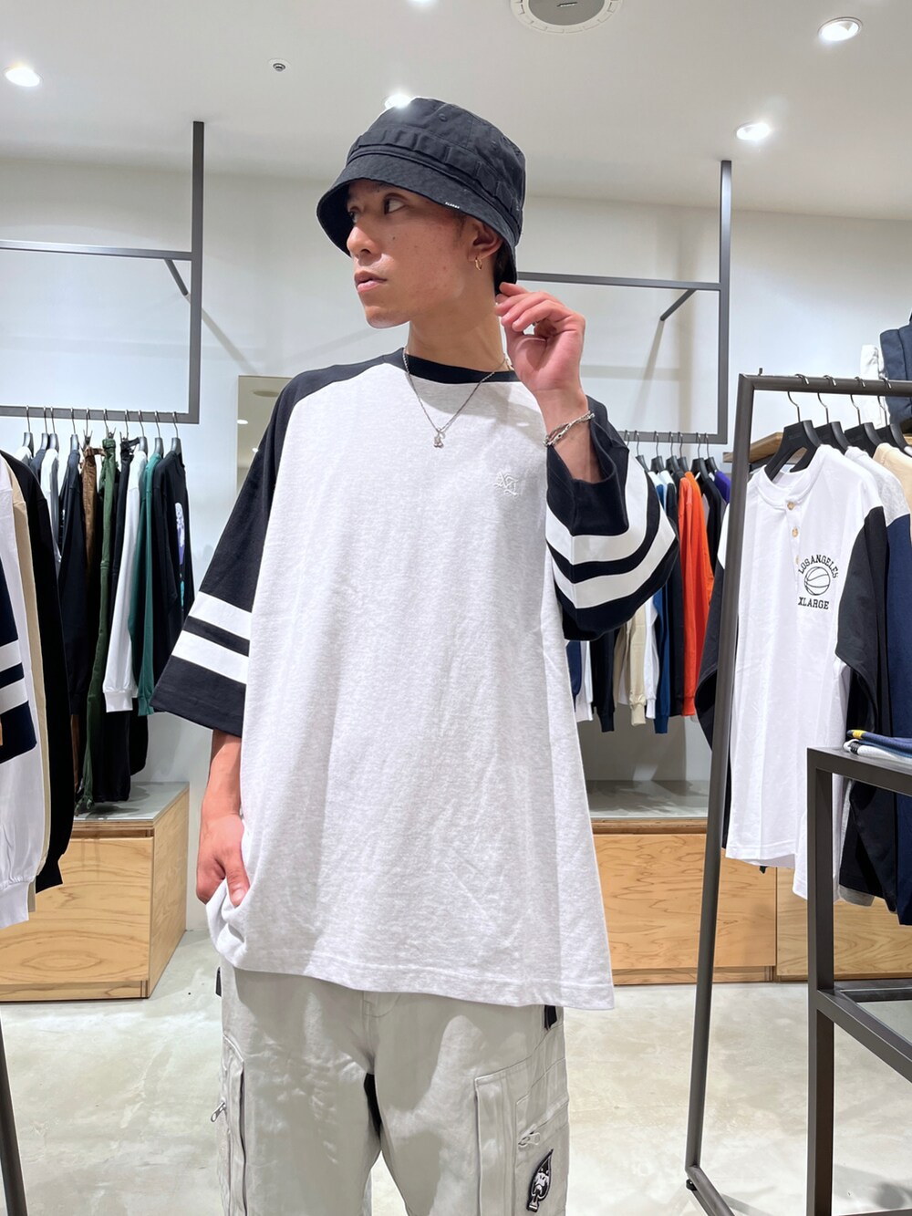 ブラック系のその他パンツ、ブラック系のTシャツ/カットソー、ブラック系のハットを着用したメンズの夏コーディネートの5枚目の写真