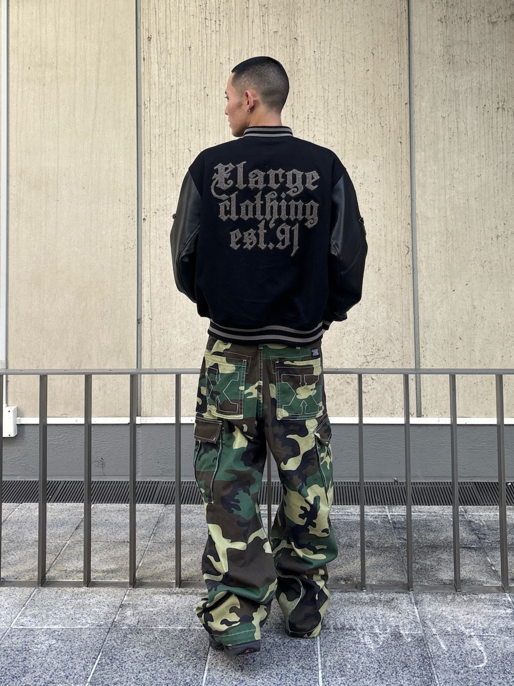 ブラック系のスタジャン、その他のカーゴパンツを着用したメンズの冬コーディネートの4枚目の写真