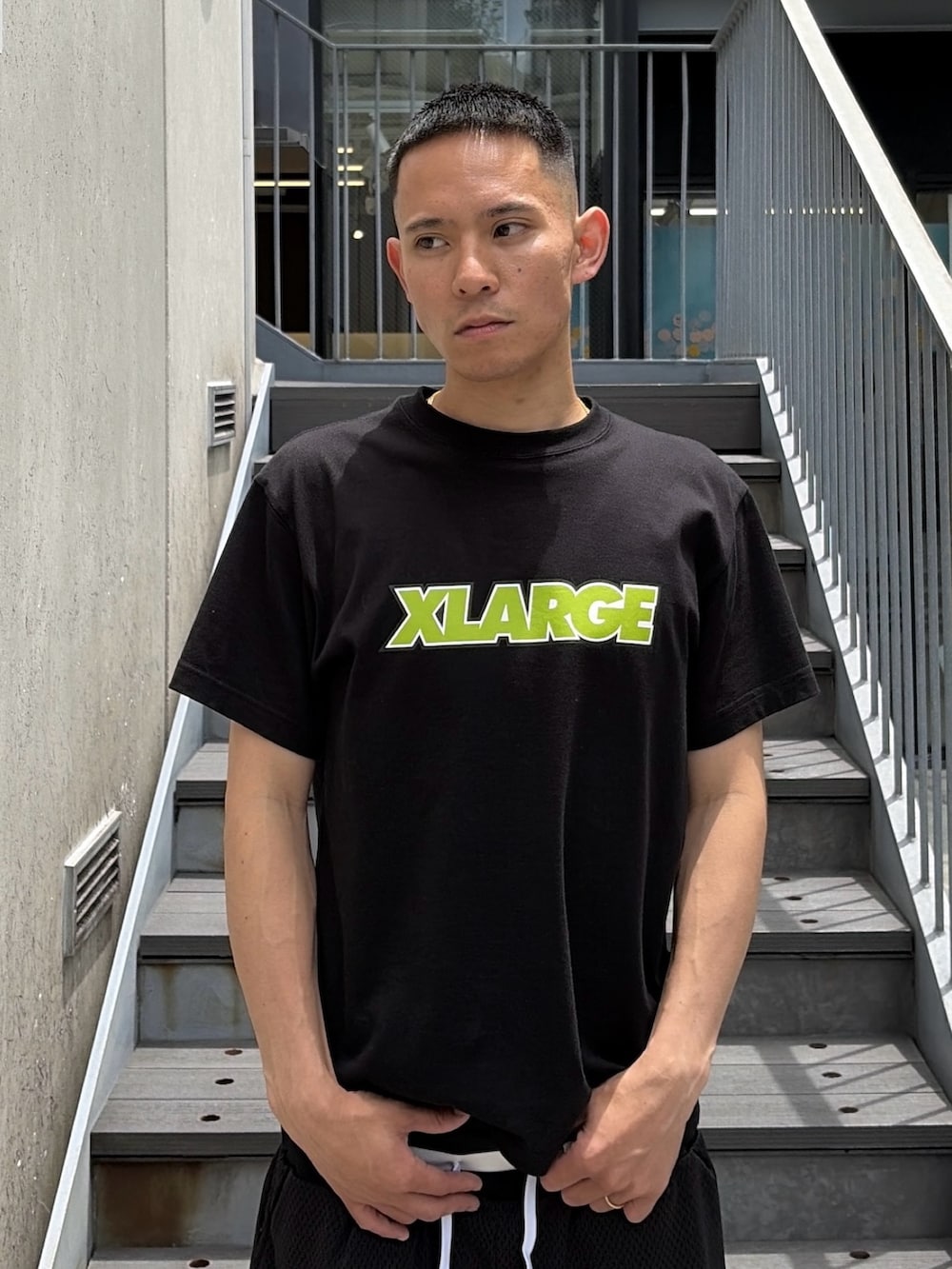 ブラック系のTシャツ/カットソー、ブラック系のその他パンツを着用したメンズの夏コーディネートの5枚目の写真