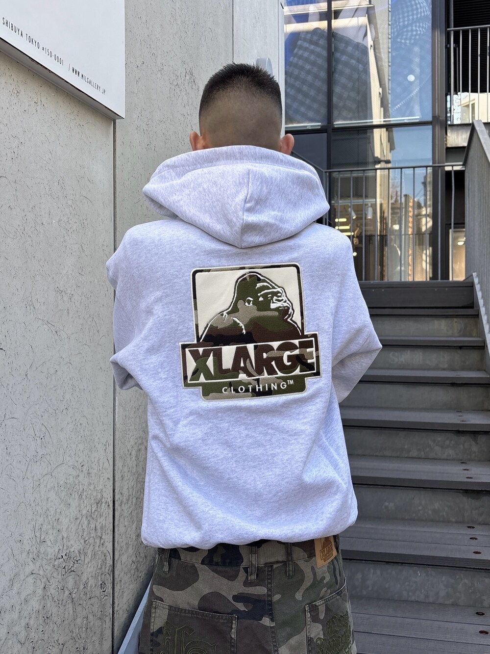 その他のブルゾン、その他のその他パンツ、グレー系のパーカーを着用したメンズの冬コーディネートの8枚目の写真