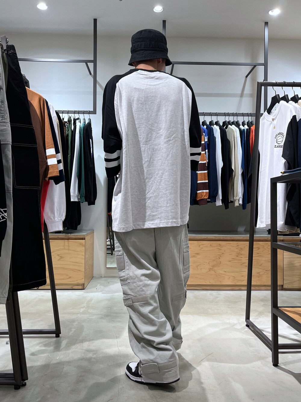 ブラック系のその他パンツ、ブラック系のTシャツ/カットソー、ブラック系のハットを着用したメンズの夏コーディネートの4枚目の写真