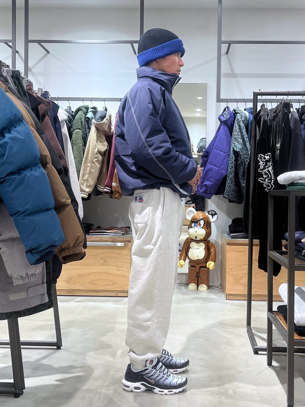 ブルー系のブルゾン、グレー系のスウェットパンツ、ブラック系のニットキャップ/ビーニーを着用したメンズの秋コーディネートの4枚目の写真