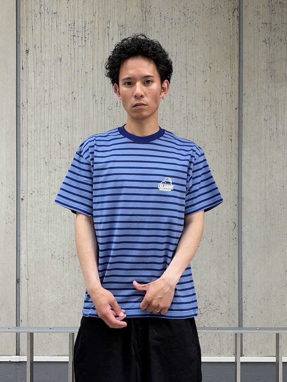 ブルー系のTシャツ/カットソー、ブラック系のその他パンツを着用したメンズの春コーディネートの5枚目の写真
