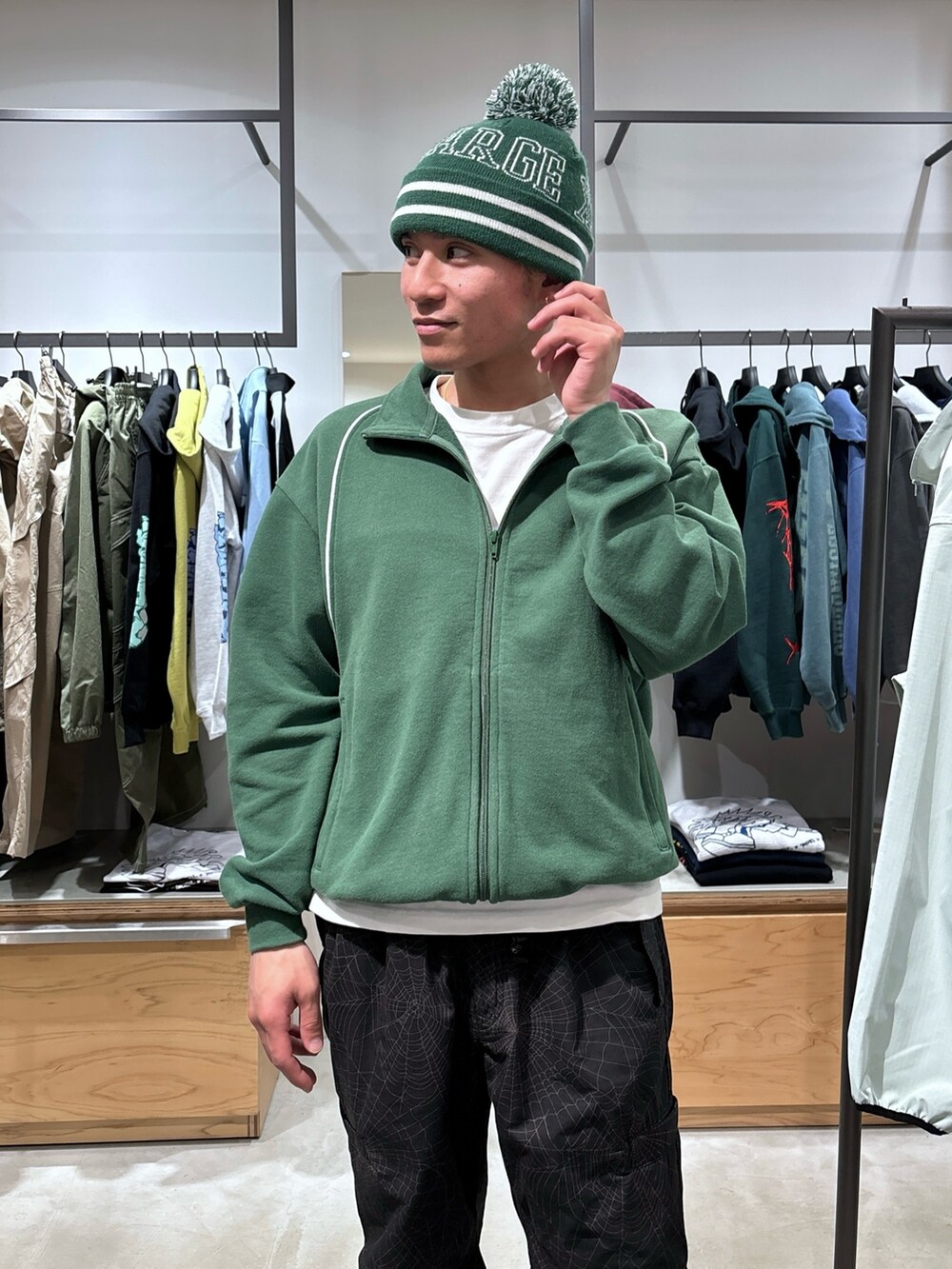 グリーン系のスウェット、ブラック系のその他パンツを着用したメンズの春コーディネートの4枚目の写真