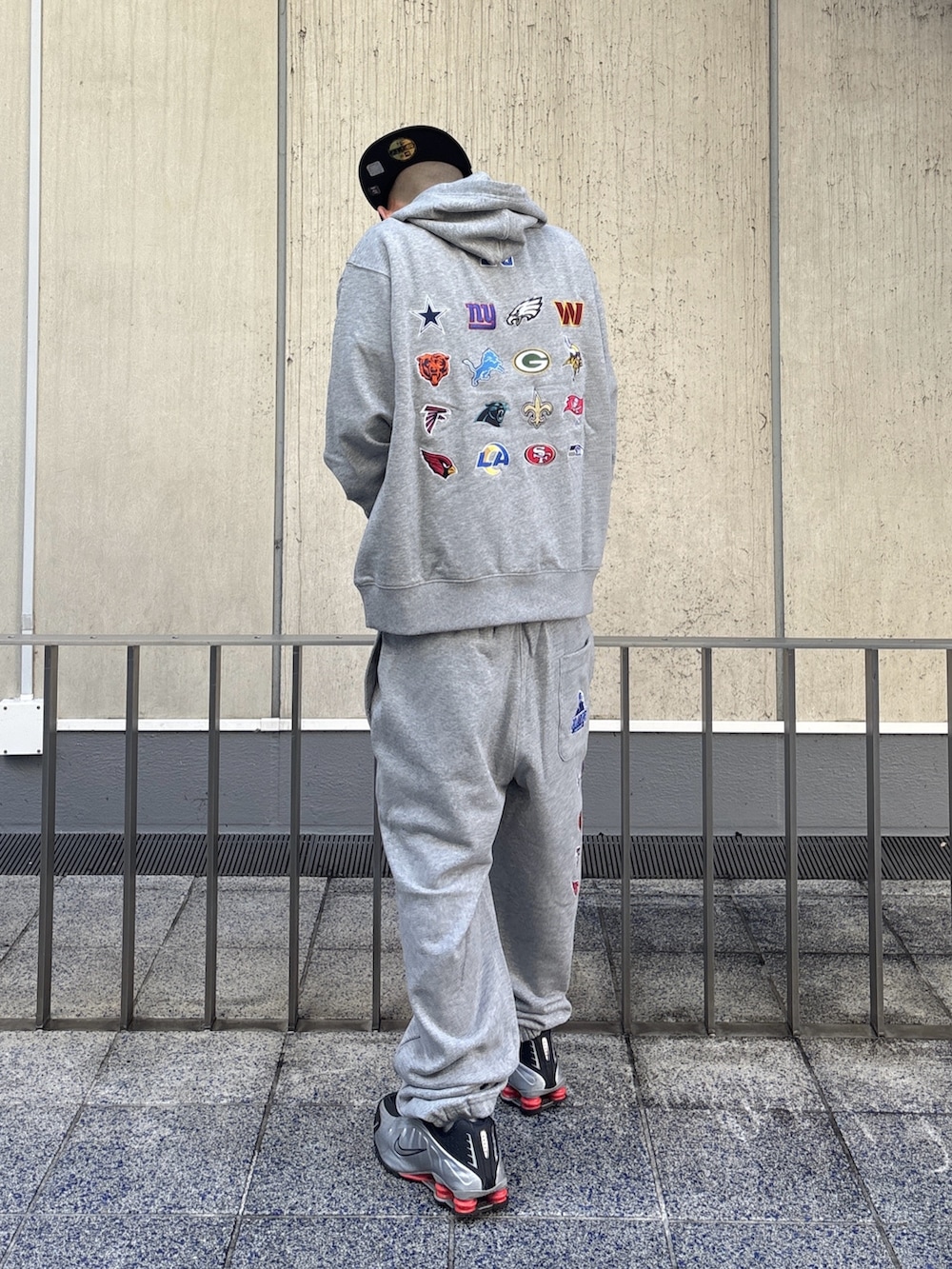 ブラック系のパーカー、ブラック系のスウェットパンツ、ブラック系のキャップを着用したメンズの冬コーディネートの4枚目の写真