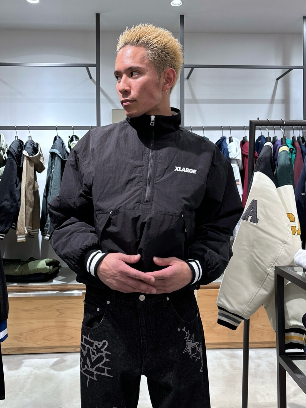 ブラック系のブルゾン、ブラック系のデニムパンツを着用したメンズの冬コーディネートの6枚目の写真