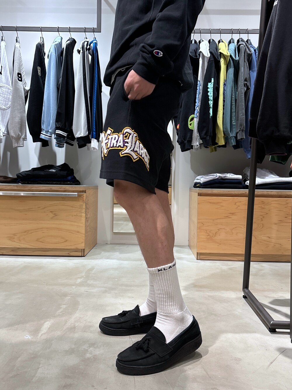 ブラック系のスウェット、ブラック系のスウェットパンツを着用したメンズの春コーディネートの6枚目の写真