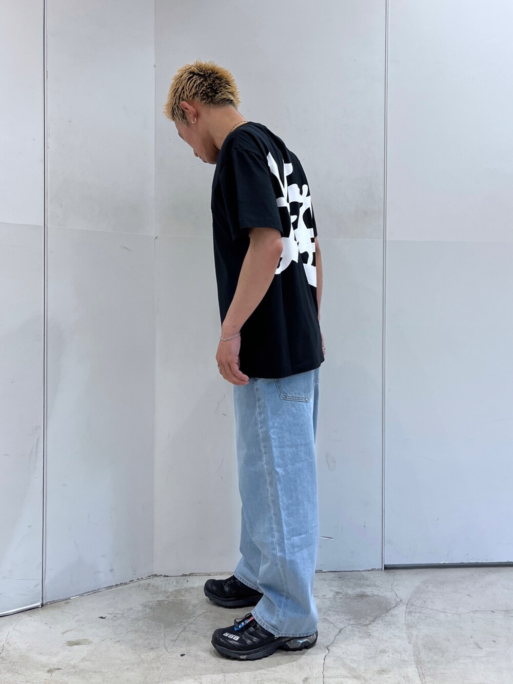 ブラック系のTシャツ/カットソー、ホワイト系のデニムパンツを着用したメンズの夏コーディネートの3枚目の写真