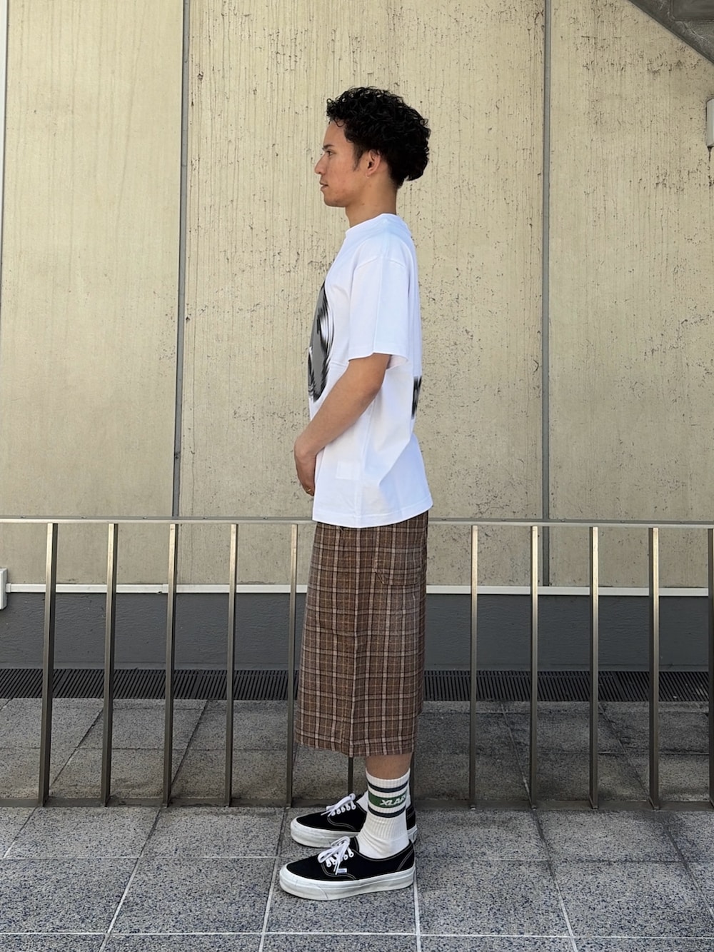 ブラック系のTシャツ/カットソー、その他のその他パンツを着用したメンズの春コーディネートの2枚目の写真