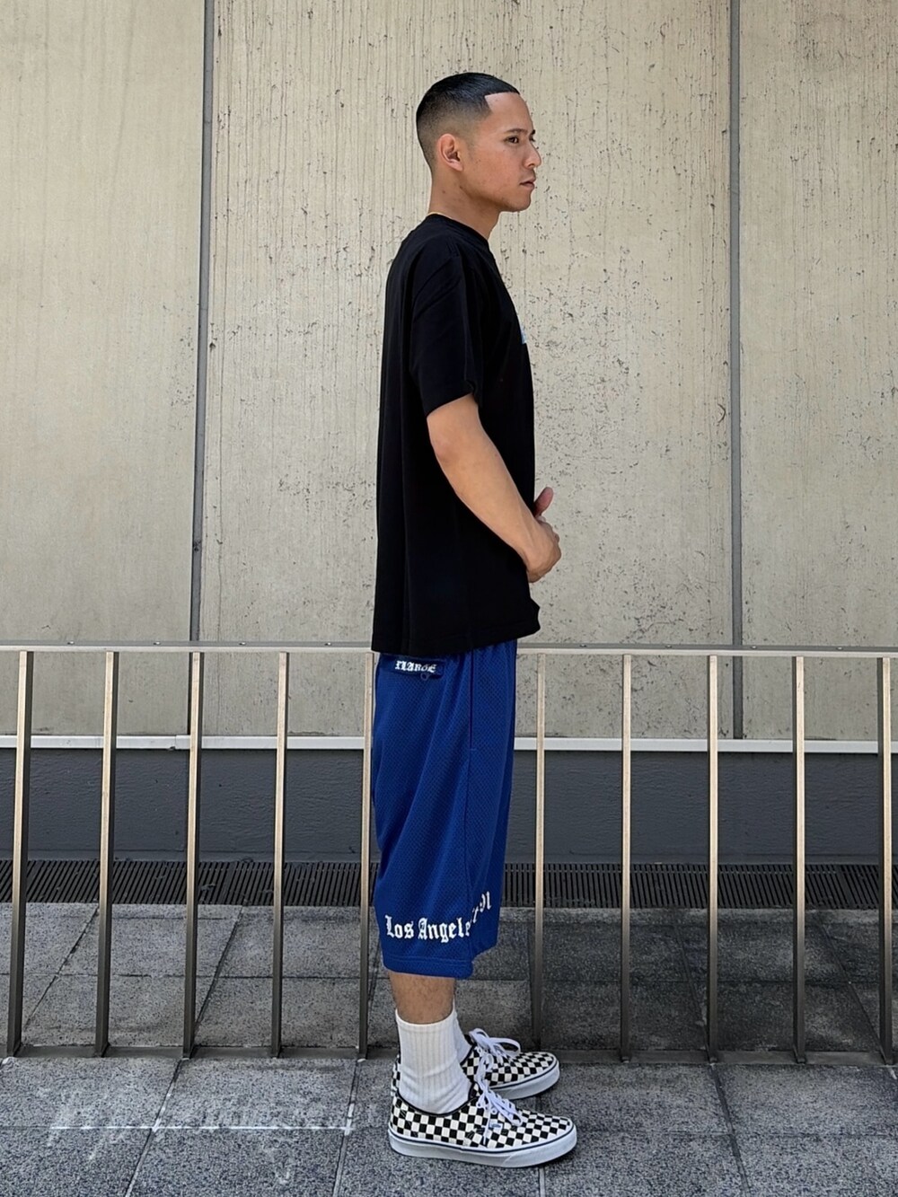 ブラック系のTシャツ/カットソー、ブラック系のその他パンツを着用したメンズの夏コーディネートの3枚目の写真