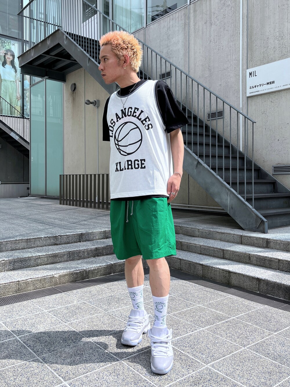 ホワイト系のTシャツ/カットソー、ブラック系のTシャツ/カットソー、ブラウン系のその他パンツを着用したメンズの夏コーディネートの2枚目の写真