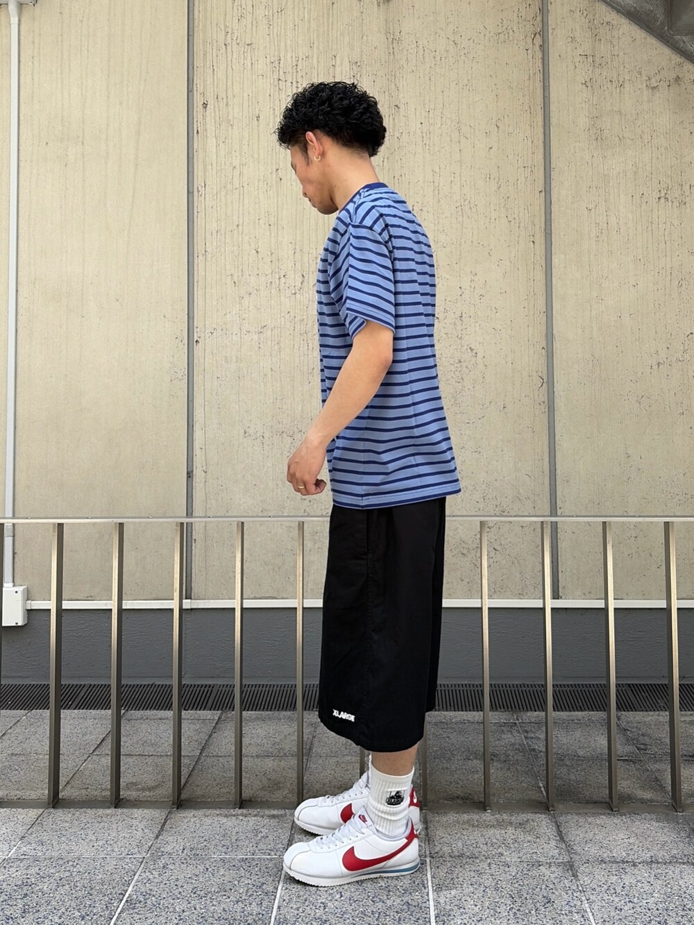 ブルー系のTシャツ/カットソー、ブラック系のその他パンツを着用したメンズの春コーディネートの2枚目の写真