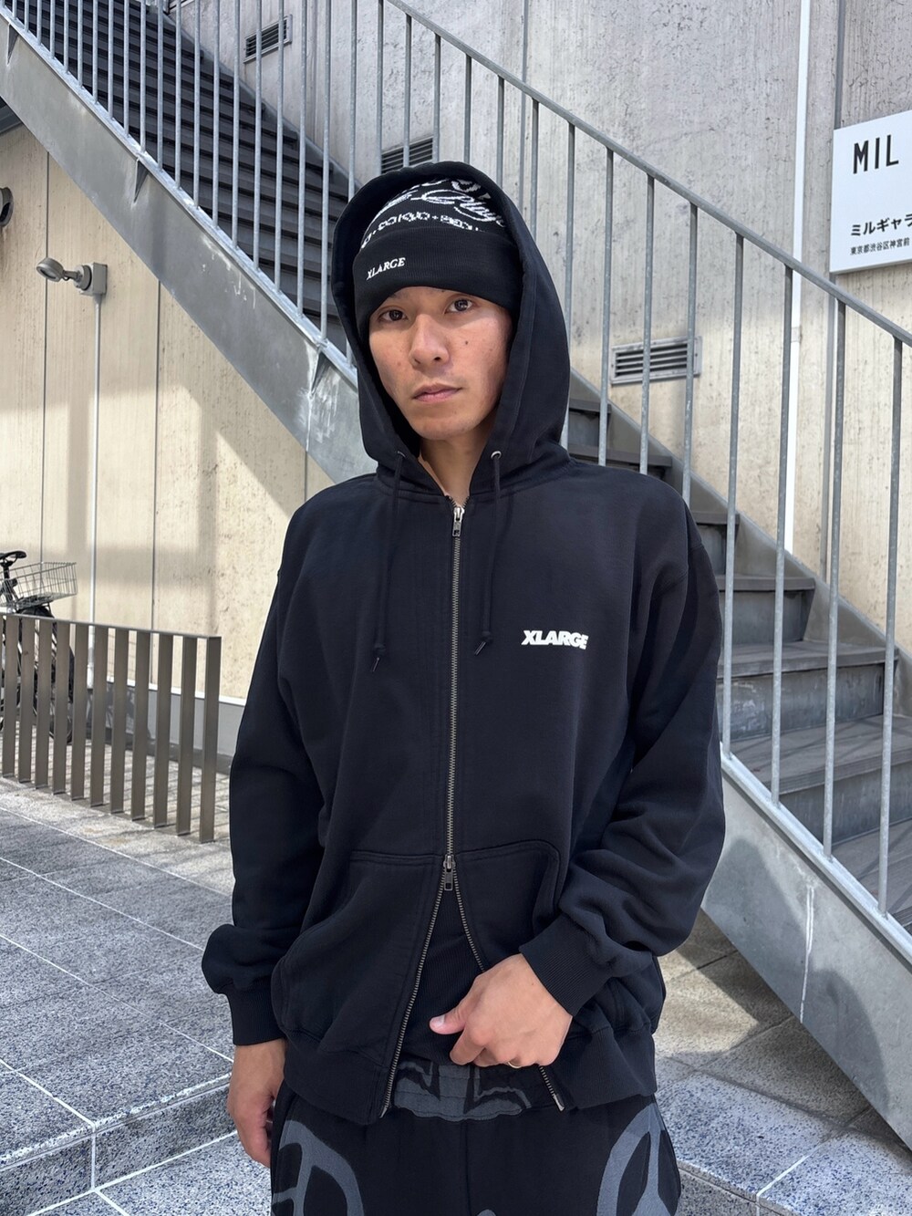 ブラック系のパーカー、ブラック系のスウェットパンツ、ブラック系のニットキャップ/ビーニーを着用したメンズの秋コーディネートの5枚目の写真