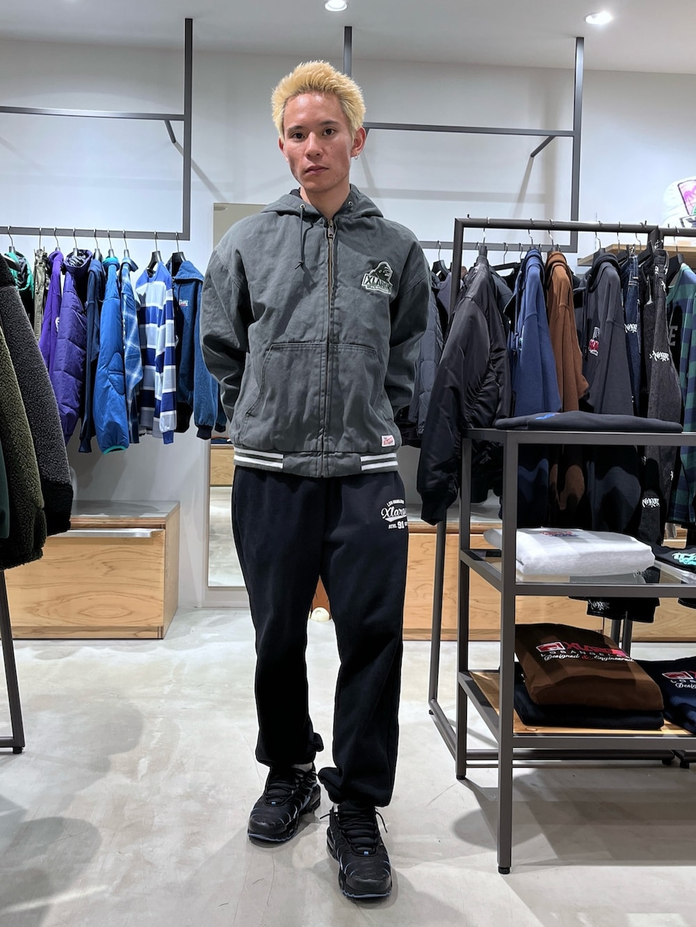 グリーン系のブルゾン、グレー系のスウェットパンツを着用したメンズの秋コーディネートの2枚目の写真