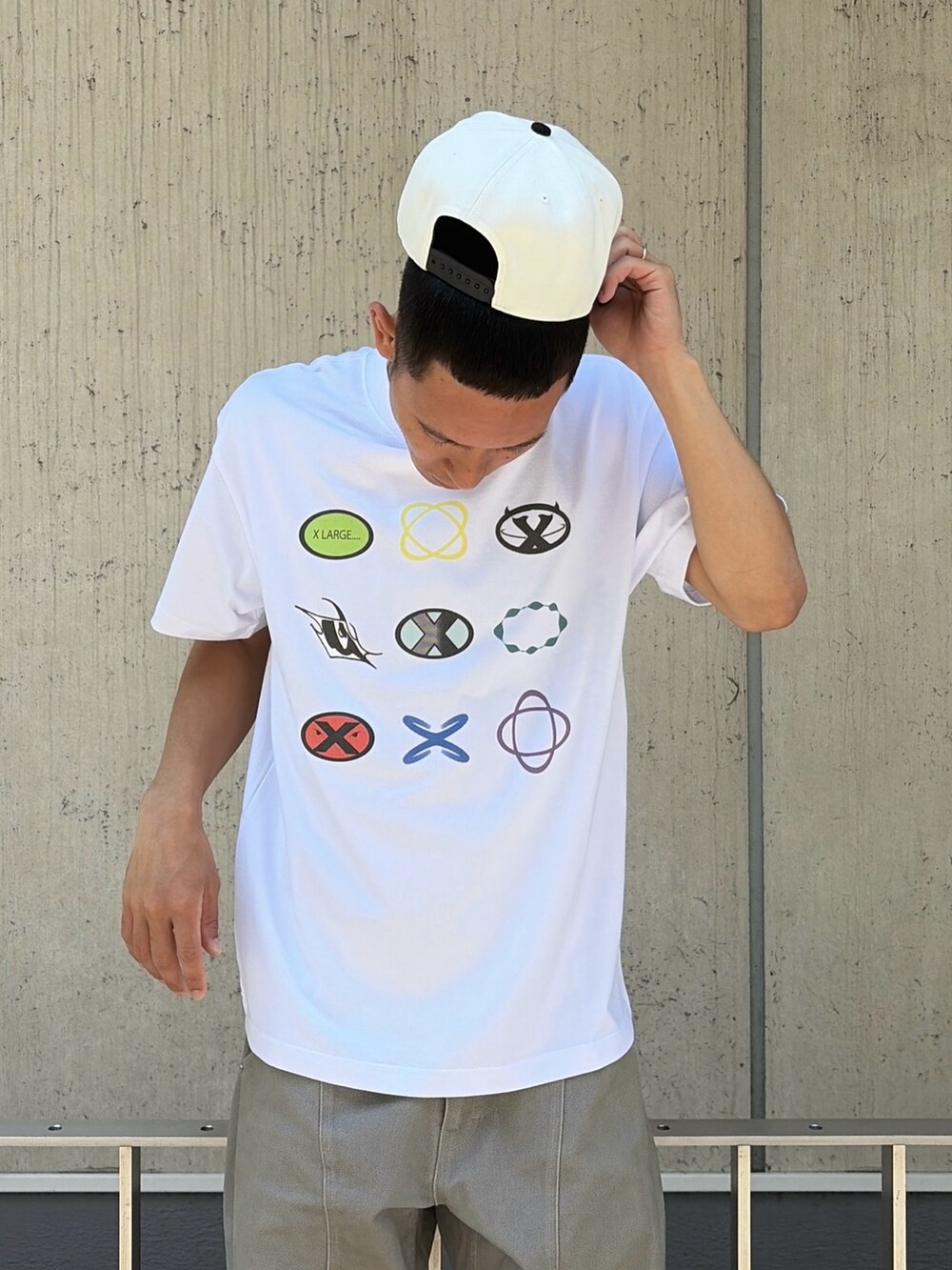 ホワイト系のTシャツ/カットソー、グレー系のその他パンツ、ホワイト系のキャップを着用したメンズの夏コーディネートの7枚目の写真