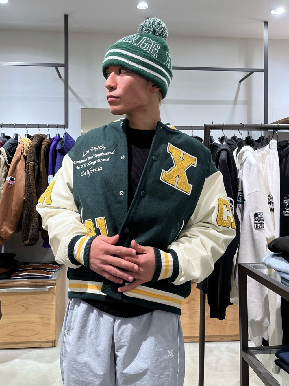 ブラック系のスタジャン、グレー系のその他パンツを着用したメンズの秋コーディネートの6枚目の写真