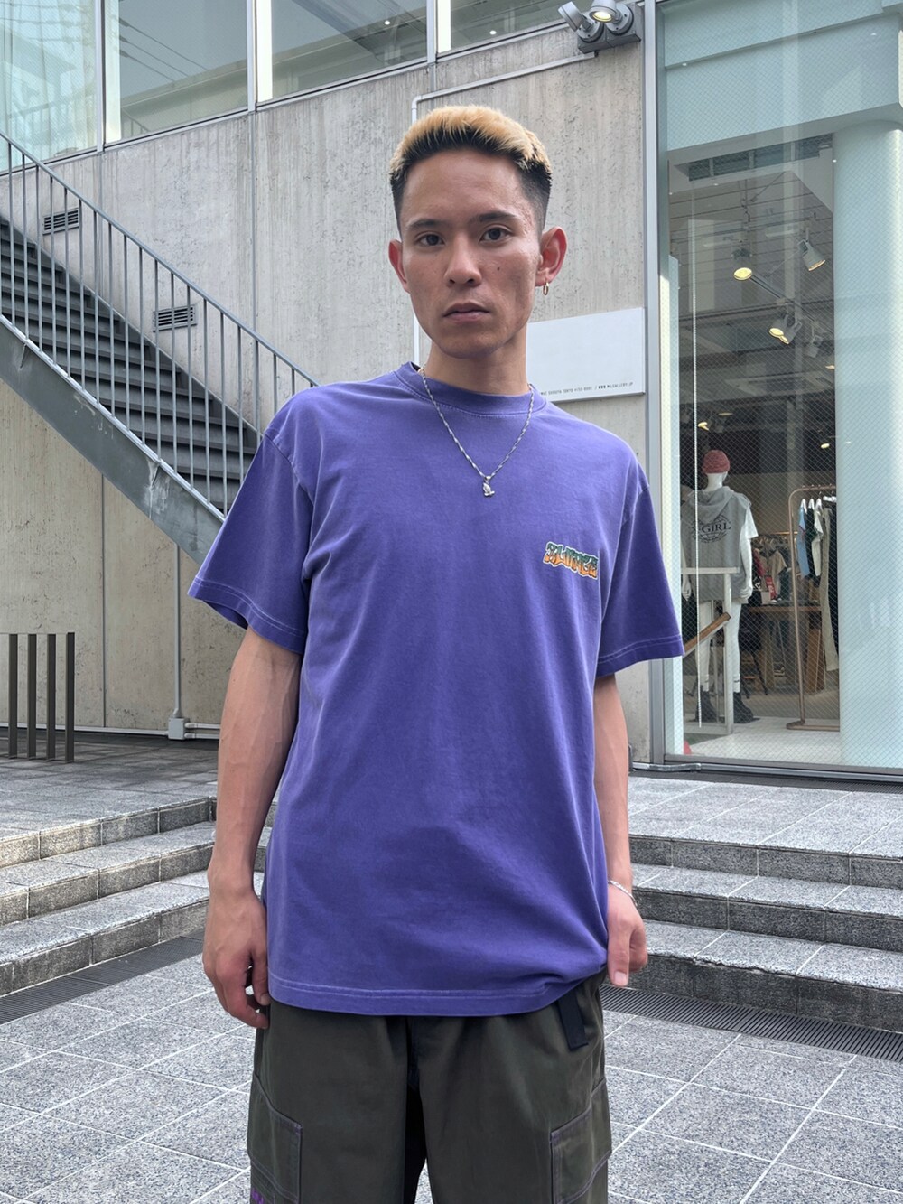 ブラック系のTシャツ/カットソー、グレー系のカーゴパンツを着用したメンズの夏コーディネートの4枚目の写真