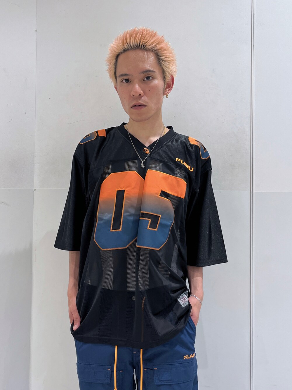 ブラック系のその他パンツ、ブラック系のシャツ/ブラウスを着用したメンズの夏コーディネートの5枚目の写真