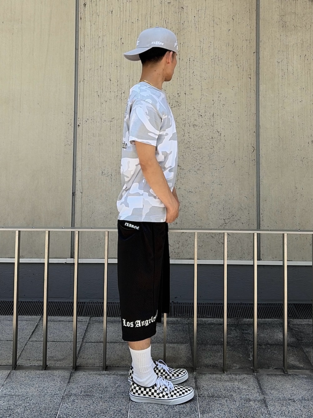 その他のTシャツ/カットソー、ブラック系のその他パンツ、ブルー系のキャップを着用したメンズの夏コーディネートの4枚目の写真